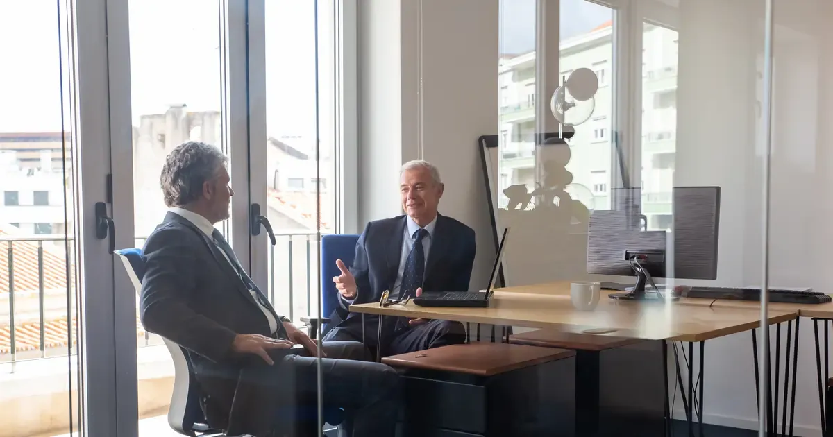 Mesa de escritório em São Paulo com documentos sobre trust, offshore e holding familiar em 2026