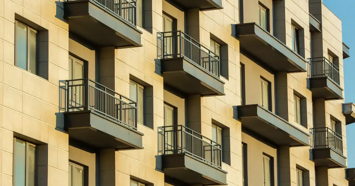 Prédios residenciais e comerciais em São Paulo em 2026, representando a locação de imóveis na holding patrimonial sob as novas regras do IBS e da CBS