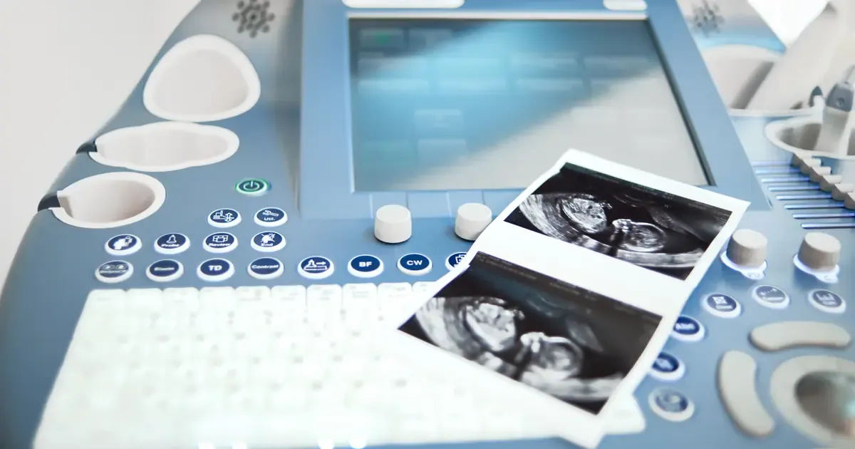 Médico revisando fluxo de caixa de uma clínica em São Paulo no ano de 2026, projetando os créditos do Lucro Presumido