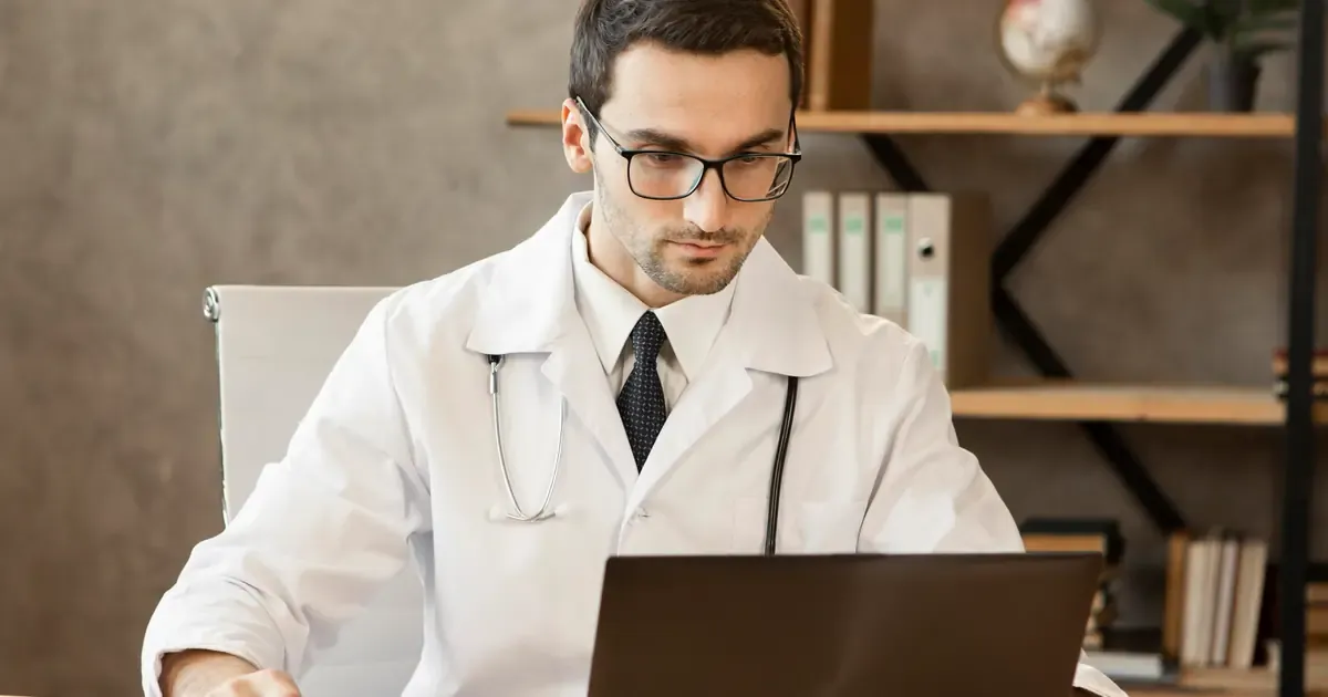 Médico assinando documento de distribuição de lucros em clínica de São Paulo, 2026