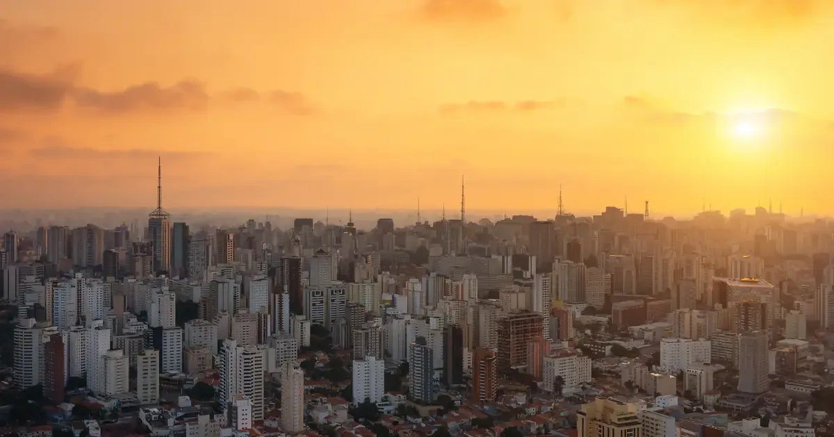 Reunião de família em escritório de São Paulo planejando o impacto da reforma tributária de 2027 na holding familiar