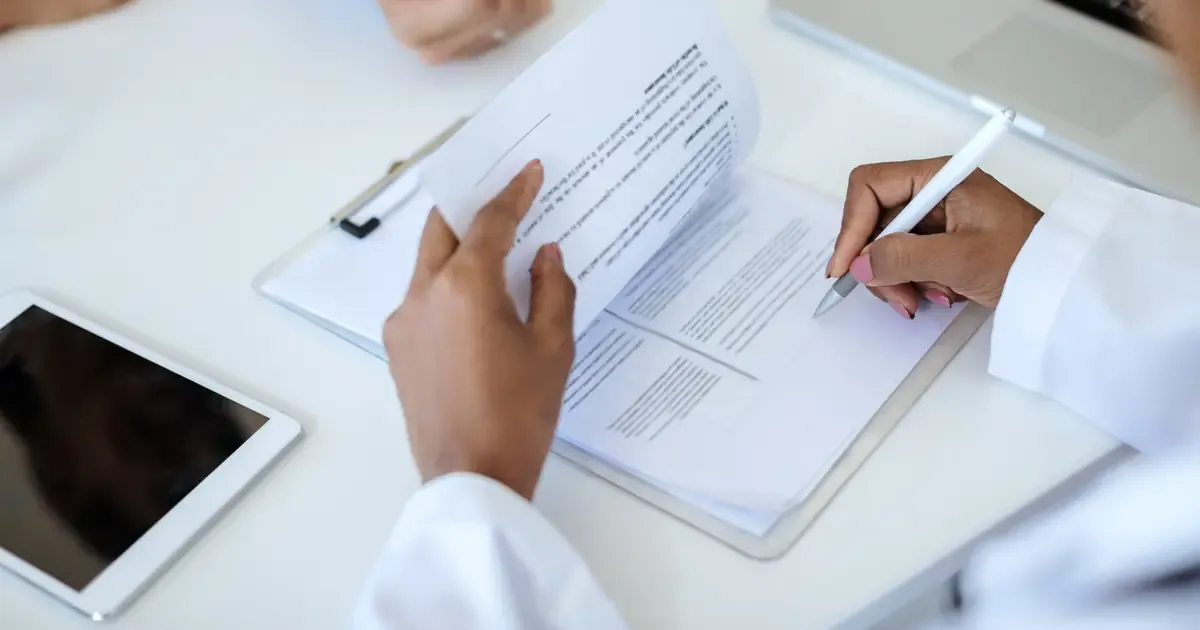 Médico revisando contrato de prestação de serviços em São Paulo no ano de 2026