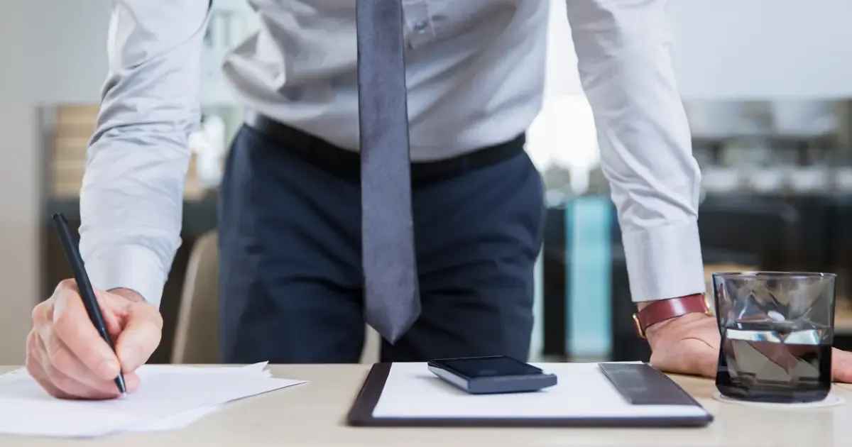 Mesa de escritório em São Paulo no ano de 2026 com documentos contábeis sobre pró-labore e dividendos na holding familiar