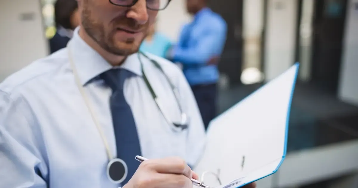Médico consultando dados em tablet na Grande São Paulo em 2026, representando a separação de serviços na Reforma Tributária
