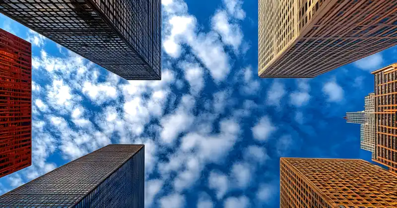 Diferentes tipos de edifícios representando os tipos de holding familiar, patrimonial, mista e rural